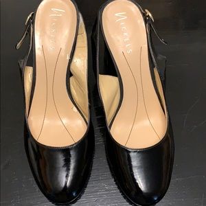 Black upper leather pumps